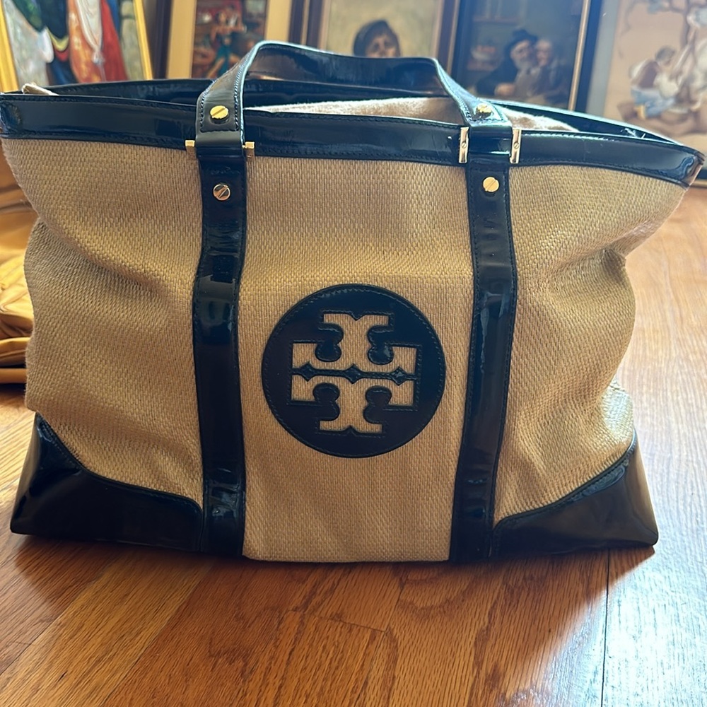 Tory Burch tote bag. Beige with black patent leather detail